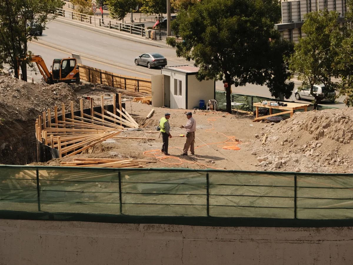 Şantiye alanını birlikte değerlendiren teknik ekip